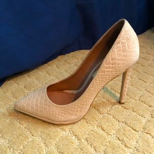 Steve Madden Crocodile Nude Pumps - Sz 8